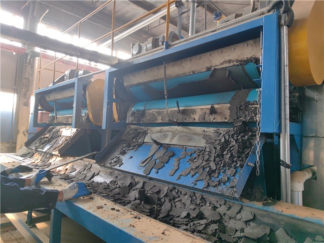 秦皇島某污水處理廠訂購的2臺高壓帶式污泥脫水機,投入使用啦!