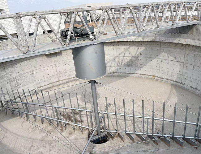 中心傳動(dòng)刮泥機(jī) 中心傳動(dòng)刮泥機(jī)