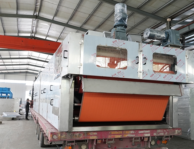 一體式污泥深度脫水機(jī)完工下線，順利啟程發(fā)往內(nèi)蒙古